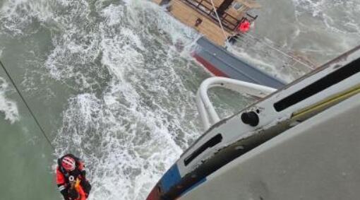 琼州海峡一渔船进水遇险 船上3人安全获救