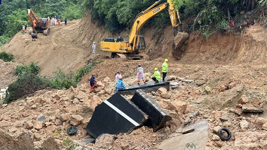 广东梅大高速茶阳路段塌方灾害救援工作仍将持续 确保不遗漏任何车辆人员
